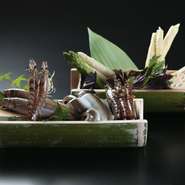 豊かな自然に恵まれた長崎の海の幸、山の幸に、丁寧な下ごしらえを施して、素材ごとに絶妙な按配に衣を調整して揚げる豊かな味の「てんぷら」は絶品。職人の技で、最大限に素材の旨味が感じられます。
