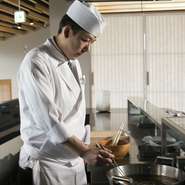 それぞれの季節の旬の素材を、絶妙なタイミングを見極めて揚げる職人技。目の前で、その技を見ながらいただく熱々の「天ぷら」は格別です。さくさくの食感とぎゅっとつまった素材の旨味がたまりません。
