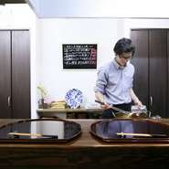 大人が集う、落ち着いた和食バル。メニューに合う日本酒やワインは店主にオススメを聞くこともできます。和モダンなカウンターの雰囲気を楽しみつつ、大切な人と素敵な食事のひとときを過ごせそう。