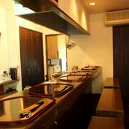 お1人様で“ふらっと”立ち寄られる常連様増えてます！
カウンターが最大8名様まで座れ、それを外から窓で確認出来る。
静かに飲みたいとき、仕事のことや今日の出来事を話したいとき…“ふらっと”どうぞ！