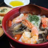 年齢問わずお酒を飲まれる女性におすすめの料理がたくさん！
写真は、大人気「海老とキノコの塩麹和ひーじょ」。
他にも、「チーズの天ぷら３種」やデザートに「バナナの天ぷら」と意外性を突く料理もございます！