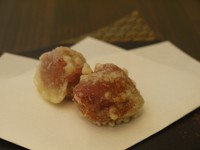 あの獺祭に漬けたことにより、梅本来のすっぱさは緩和し、まろやかな味わいが口に広がります。ずっと食べていたい、ずっと酒の肴になるオススメの一品です。