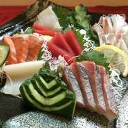 その日に市場から仕入れた新鮮なお魚を使用！松（5種＋いくら）1850円　竹（4種）1480円　梅（3種）980円