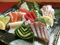 その日に市場から仕入れた新鮮なお魚を使用！松（5種＋いくら）1850円　竹（4種）1480円　梅（3種）980円