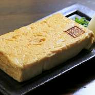 オーダーが入ってから、丁寧に焼き上げた『出し巻き玉子　極』はふっくらボリューミーです。