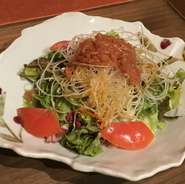 千切りにした大根たっぷりに栄養満点のお野菜のサラダ。ドレッシングはノンオイルの青じそドレッシング、仕上げにさっぱり南高梅の梅肉を大根に乗せてご提供します。