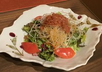 千切りにした大根たっぷりに栄養満点のお野菜のサラダ。ドレッシングはノンオイルの青じそドレッシング、仕上げにさっぱり南高梅の梅肉を大根に乗せてご提供します。