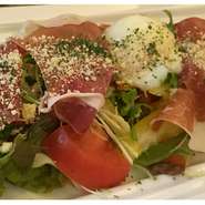 イタリア産の6か月熟成させた生ハムと3種（パルメザンチーズ・ミモレットチーズ・モッツアレラミルクチェリーチーズ）のチーズをたくさんのせたシーザーサラダ。