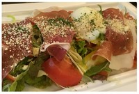 イタリア産の6か月熟成させた生ハムと3種（パルメザンチーズ・ミモレットチーズ・モッツアレラミルクチェリーチーズ）のチーズをたくさんのせたシーザーサラダ。