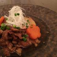 丁寧に仕込んでいるので数量限定ではありますが、とろっとろになった牛すじは他ではなかなか食べられない当店自慢の一品であり逸品！