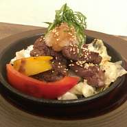 国産の牛ヒレを使用。程よくサシも入っているので柔らかい！　脂身も味があり、美味い！