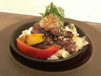 国産の牛ヒレを使用。程よくサシも入っているので柔らかい！　脂身も味があり、美味い！