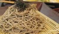 〆につるっとさっぱりしたせいろ蕎麦はどうですか？　＋150円で通常の量に、＋200円で海老天付になります。