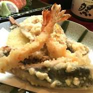 店主おすすめ5種の盛り合わせにさらに魚介の天ぷらと野菜の天ぷらを1種類ずつ追加しました。
