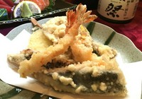 店主おすすめ5種の盛り合わせにさらに魚介の天ぷらと野菜の天ぷらを1種類ずつ追加しました。