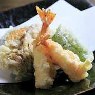ご注文を頂いてから目の前で揚げ始める。サクッとした揚げたての天ぷらはシンプルだからこそ「油・小麦粉・素材」にもこだわりました。油の違いにすぐ実感して頂けると思います。
