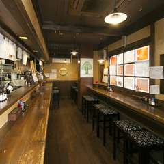 カウンターと立飲み席のみの店内。ふと立ち寄りたくなるお店です