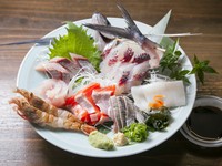 日本海の荒波にもまれた魚は身の締りが違います。甘味と旨味が際立つ「モサエビ」のお刺身は、地元でしか食べられない貴重な味。