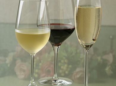 店長セレクトのグラスやワインを。そのほか、充実のアルコールも