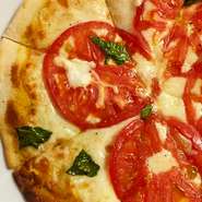 フレッシュなトマトと、イタリア産のモッツアレラチーズをふんだんに使用しています。
生地も自家製でこだわりの１品です。