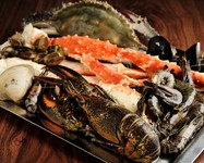 特大ロブスターはプリップリと身が引き締まったところが最高の味わい。