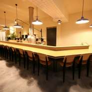 【神戸亭】の串揚げは大切な人との特別な食事や記念日の期待に応えてくれます。洗練されたオシャレな空間、週ごとに活けられた生花、職人の手さばき、こだわりの串揚げ…一歩店内に入ると五感が刺戟される名店です。