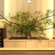 店内には毎週季節ごとのあしらえがほどこされています。洗練された空間で職人が一本一本丁寧に揚げる様々な種類の串を食す、五感を通して食事を楽しむ事ができるぜひ訪れたい一軒です。