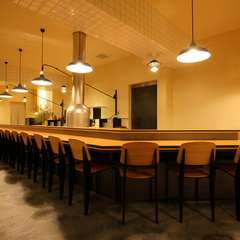 高岳駅近のビル地下にあるカウンター席のみのお店です