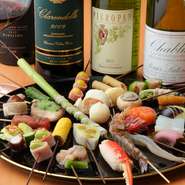 当店の源流は関西の串カツ文化にあります。奈良の修業先の味を頑なに守り、この地域のお客様に串カツ料理のおいしさを知ってもらいたい思いから当店を開きました。
コースは串カツのみで、決して派手さはありませんが、１本１本の味わいと風味を、アツアツの状態で楽しんでいただきたいと思っています。
普段イメージしている串揚げとは少し違った串カツのフルコースを、一度お試しください。