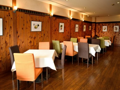 木のぬくもりあふれる店内で楽しむ創作フレンチ