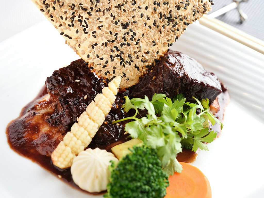 牛ほほ肉の赤ワイン煮込み