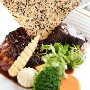 5～6時間じっくり時間をかけて煮込んでいるので、お箸ですっとつまんで食べられます。赤ワインが多めなのでしっかい濃厚な味わいが楽しめます。