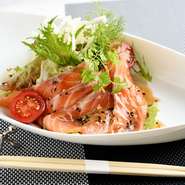 フレッシュさを残しながらもしっかりとスモークされた自家製ならではの仕上がり。和風のソースよく合っていて驚きのある一皿です。