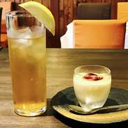 しょうがを何度も茹でこぼし、すっきりとした味のジンジャーシロップで作った、ジンジャーエールです。
