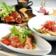 燻製をつくる素材にもこだわっており、「ベーコン」にはイベリコ豚のバラ肉を使用。また、海が近いので地魚が手に入ったときにはブイヤベースを作ったり、地元の野菜を使用したり、地産地消も心がけています。