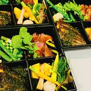 本日のお魚とお肉料理が両方入ってます。
3人前からご注文承ります。
こちらはオードブルをお買い上げのお客様限定のセットです。
メイン料理盛り合わせのみの販売はしておりません。