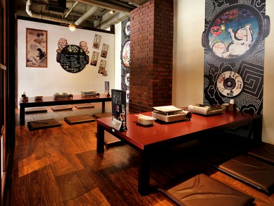 いつもの仲間との集いに最適。14名まで利用可能な小上がり