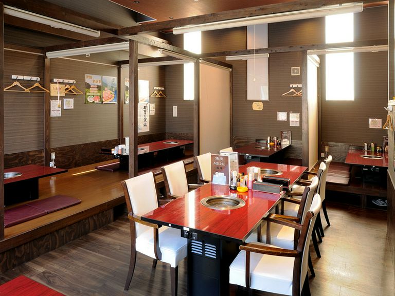 接待からファミリーのお食事まで幅広く対応できる明るい店内