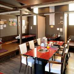 接待からファミリーのお食事まで幅広く対応できる明るい店内