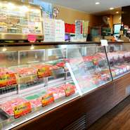 日本三大和牛のひとつでもある松坂牛や作良牛、三重牛など安全と品質を誇る「肉市場坂牛」。精肉店直営だからこそ味わえるハイクオリティの焼肉が、リーズナブルに楽しめます。国産和牛の旨みの違いを実感できます。