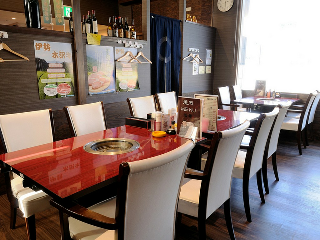 滋味あふれる肉の旨味を堪能。観光やご商談のお食事にも最適です