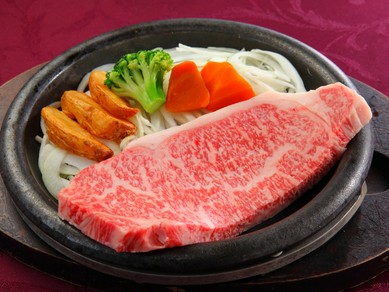 厳選された極上和牛のステーキ。相性のよい和のお酒もどうぞ