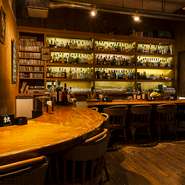 店内でもっとも印象的な、なだらかなカーブを描く木のカウンター。ここでゆっくりお酒を飲むのもよし、席間がゆったりしているの食事をするのもよしと、気ままに使えるのが魅力です。