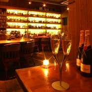 オシャレな雰囲気の中で充実のイタリアンと豊富なお酒が楽しめるお店。前菜、サラダ、魚料理、肉料理、パスタ、デザートがセットの日替わりコース2800円もあり、デートにぴったりです。