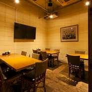 店内奥のテーブル席は10～15名様迄の個室風空間で、歓送迎会をはじめ各種パーティも可能です。各種飲み放題付コース4000円～ご用意。ただし、金・土・祝前日は飲み放題は2時間とさせて頂きます。