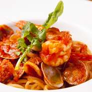 淡路島から取り寄せたモチモチの生パスタに、自家製トマトソースが好相性。具沢山でボリュームもたっぷり。