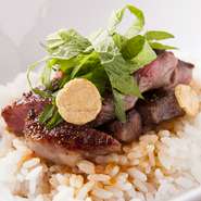 ミディアムレアに焼き上げた牛肉に自家製ソースが絡む一番人気メニュー。もちろんご飯との相性も抜群です。