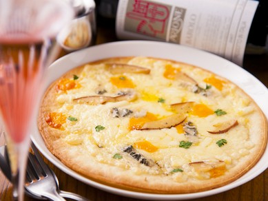 チーズづくしの定番人気メニュー『4種のチーズピザ』