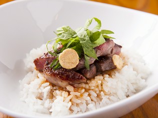 長年にわたって受け継がれてきた店伝統の味『ステーキごはん』