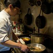 食事に、バーに、軽食にと、お客さまの都合に合わせて自由に使っていただける店ではありますが、本当の意味で楽しんでいただくには、「なんでもアリ」ではダメ。あえて適度な緊張感のある店づくりを心がけています。